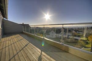 Glazen balustrade in de zon