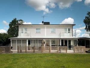 Glazen balustrade in witgelakt aluminium