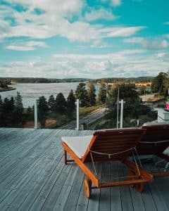 Glazen balustrade met aluminium palen