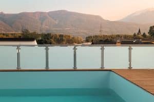 Aluminium balustrade met opaalglas bij zwembad