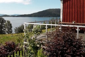 Glazen balustrade in aluminium aan meer