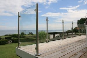 Glazen balustrade met roestvrije palen