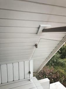 Schuingesneden glas voor montage van glazen balustrade aan muur
