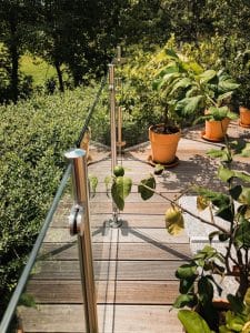 Roestvrije glazen balustrade in tuin