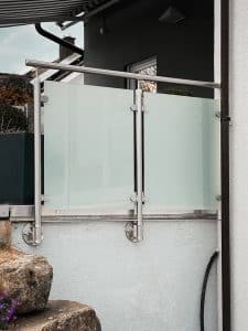 Zijdelings gemonteerde glazen balustrade in roestvrij staal