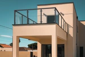 Zwartgelakte aluminium balustrade in glas